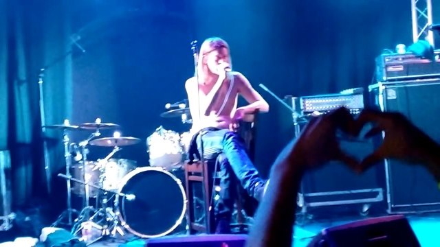 Un chanteur drogué largué par ses musiciens en plein concert ! Puddle of Mudd