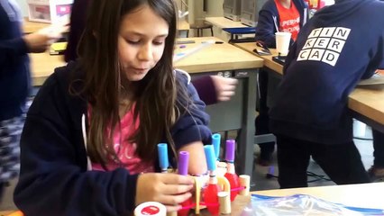 Amputée d'une main elle construit un canon à paillette ! Bien joué princesse :)
