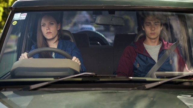 Spot prévention routière juste tordant! Regarder ses SMS en conduisant et tomber sur la main de son passager...