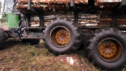 Forwarder John Deere 1110D with big load