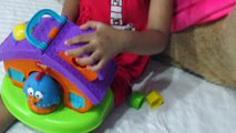 brincando com a casinha de atividades  da galinha pintadinha