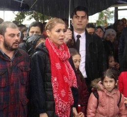 Gülben Ergen, Yağmur Altında Bekleyen Çocuklarla Islandı