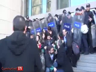 Adliye önünde avukatlara müdahale