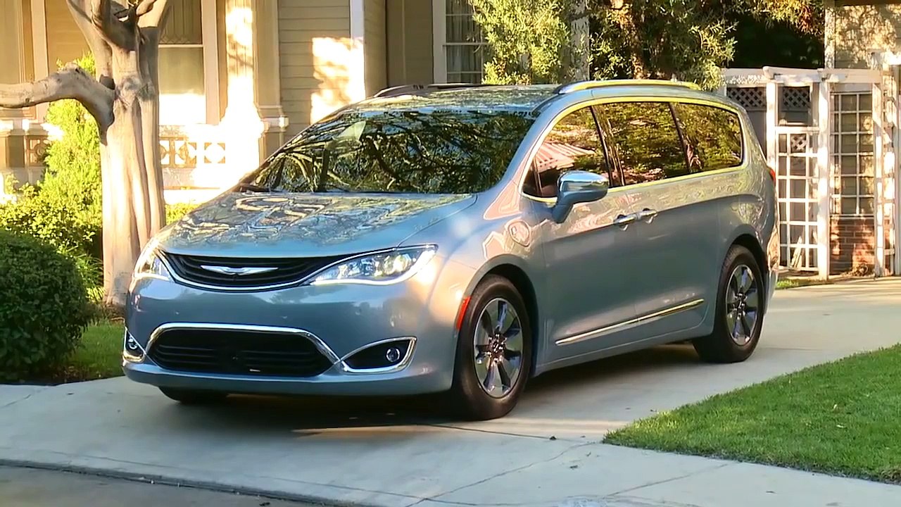 2017 Chrysler Pacifica Drive and Interior