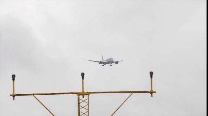 Avión queda congelado en el aire justo antes de aterrizar