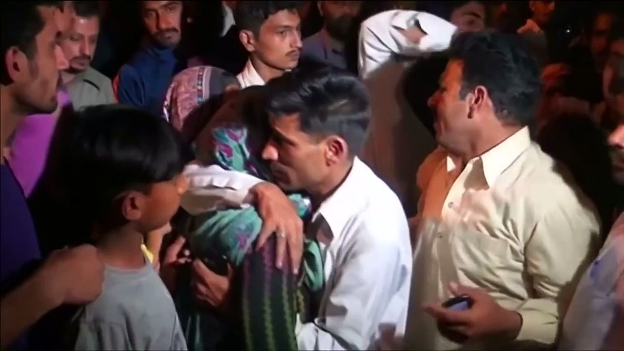 Suicide blast in Pakistan kills at least 65