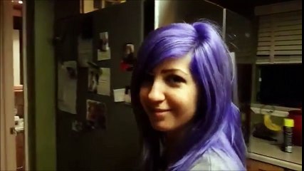 Quelle est selon vous la couleur des cheveux de cette fille ?