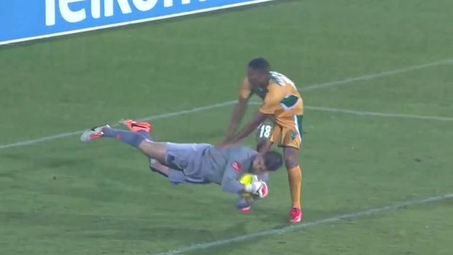 Un gardien provoque ses adversaires pendant un match de football