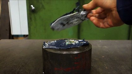 Crushing  Nokia 3310 with hydraulic press