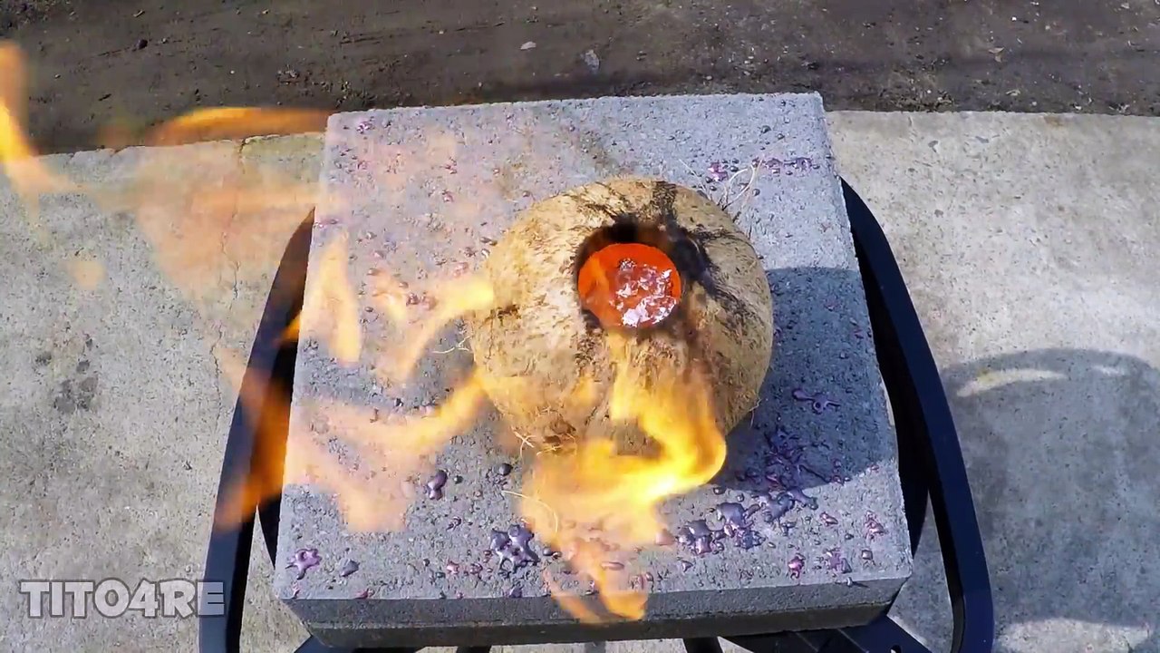 Défoncer une noix de coco avec du cuivre fondu.. Qui veut goûter ?