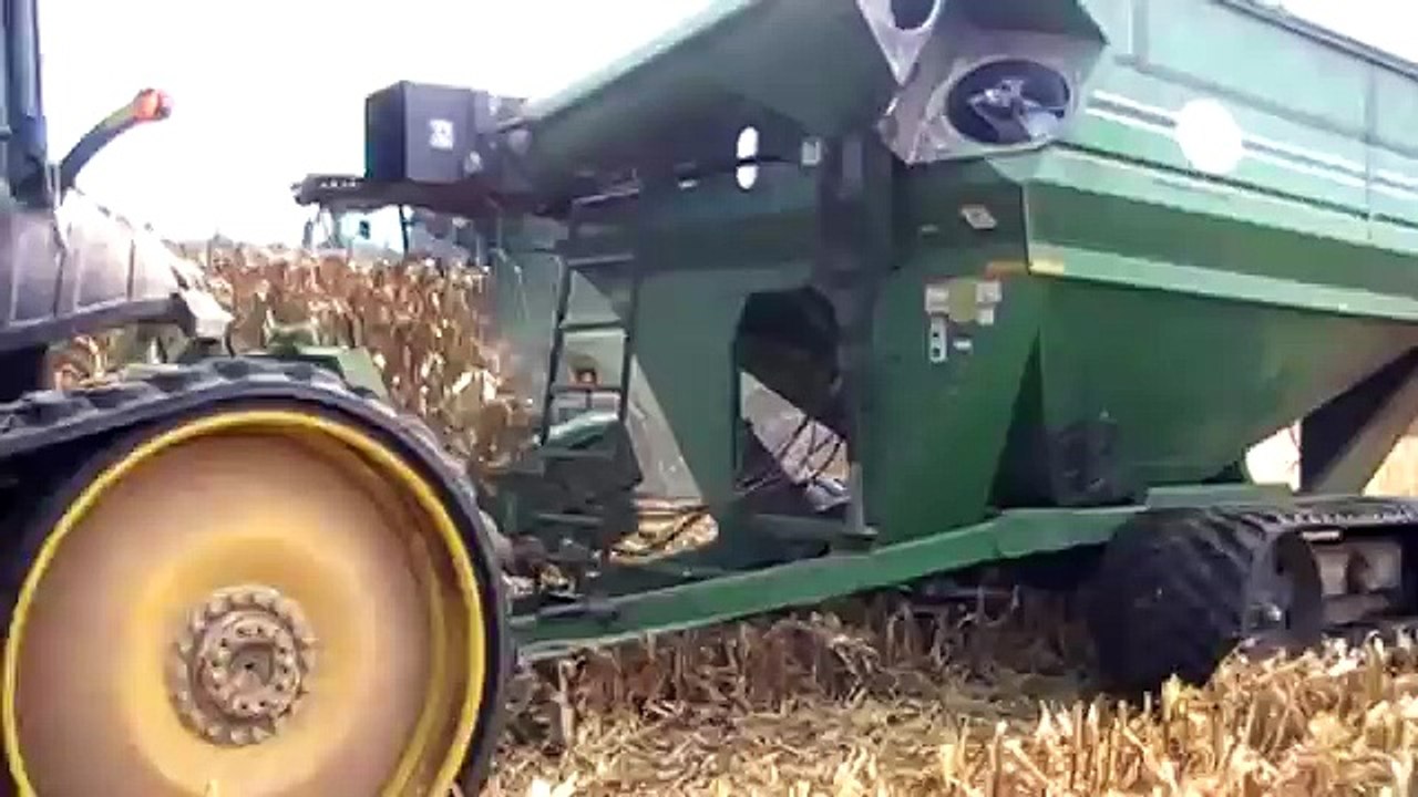 John Deere S690 Combine on Tracks with 16 Row Corn Head