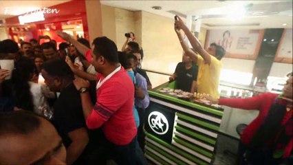 Virat Kohli PAMPERS his CRYING female fan in mall.