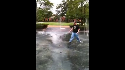 Un frisbee vole tout seul sur un jet d'eau !