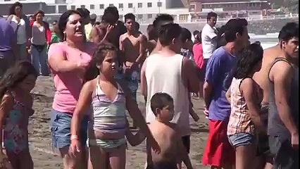 بائع مخدرات في يحتمي بالبحر كي لا يقع في قبضة الشرطة ههههه