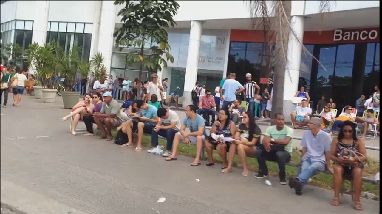 Fila dobra quarteirão para biometria em cartório eleitoral de Vitória