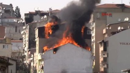 Şişli'de 2 Binanın Çatısı Alev Alev Yandı