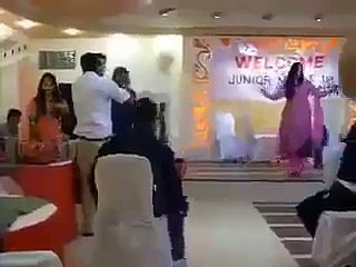 Lahore kay ek private college may teacher dancing for students
