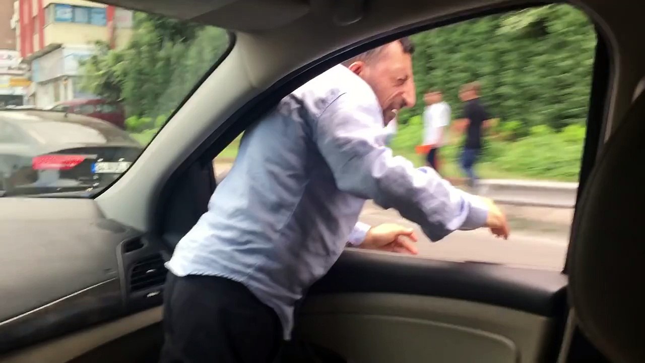 Köksal baba trafik polisliği yapıyor