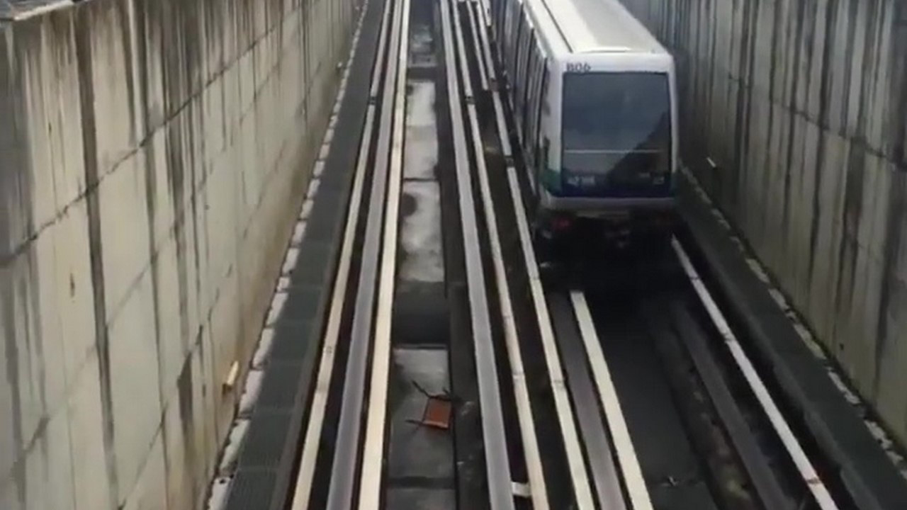 Des étudiants balancent des chaises sur les rails du métro de Rennes