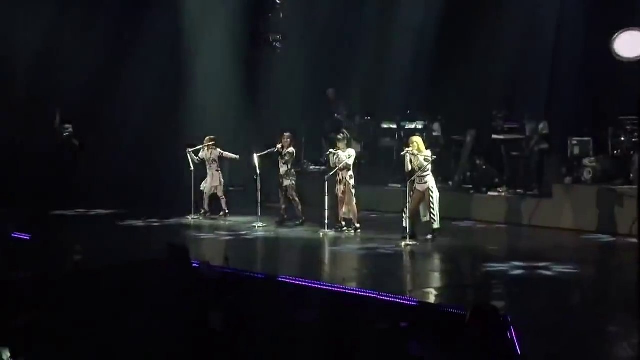 2NE1 - I Don't Care (Rock Version) - AON In Seoul