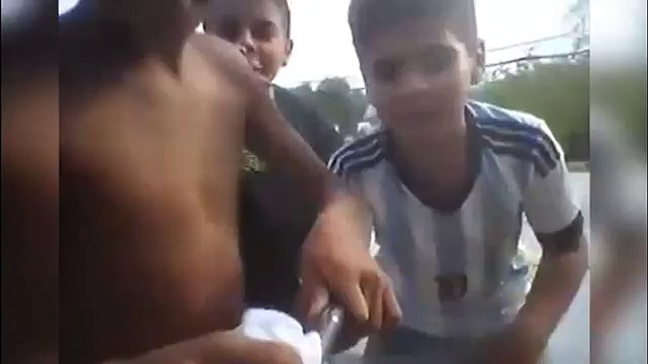 Des enfants imprudents font un selfie sur le toit d'une cabane