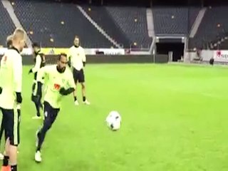 Lob, ciseau... Ibra s'amuse