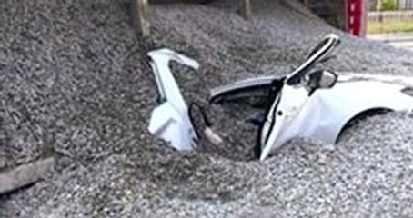 Çin'de Nişanlı Çift, 50 Ton Çakıl Taşının Altında Kaldı