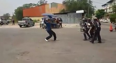 Homme avec couteau vs police