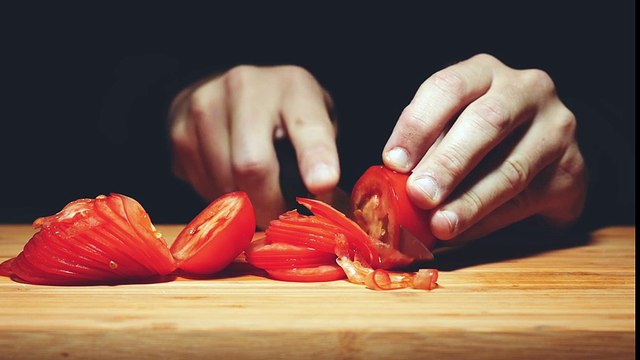 ASMR [Un] Chopping Tomatoes (4K)