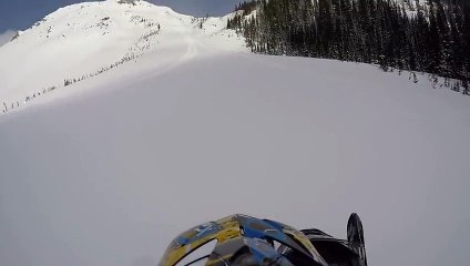 Il survit à une avalanche au guidon de sa motoneige