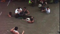 Ondoy Typhoon by-standers make a living using makeshift raft