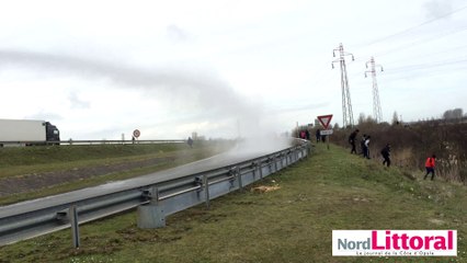 Les migrants ont envahi la rocade portuaire le 30 mars 2016. Les CRS ont utilisé le canon à eau.