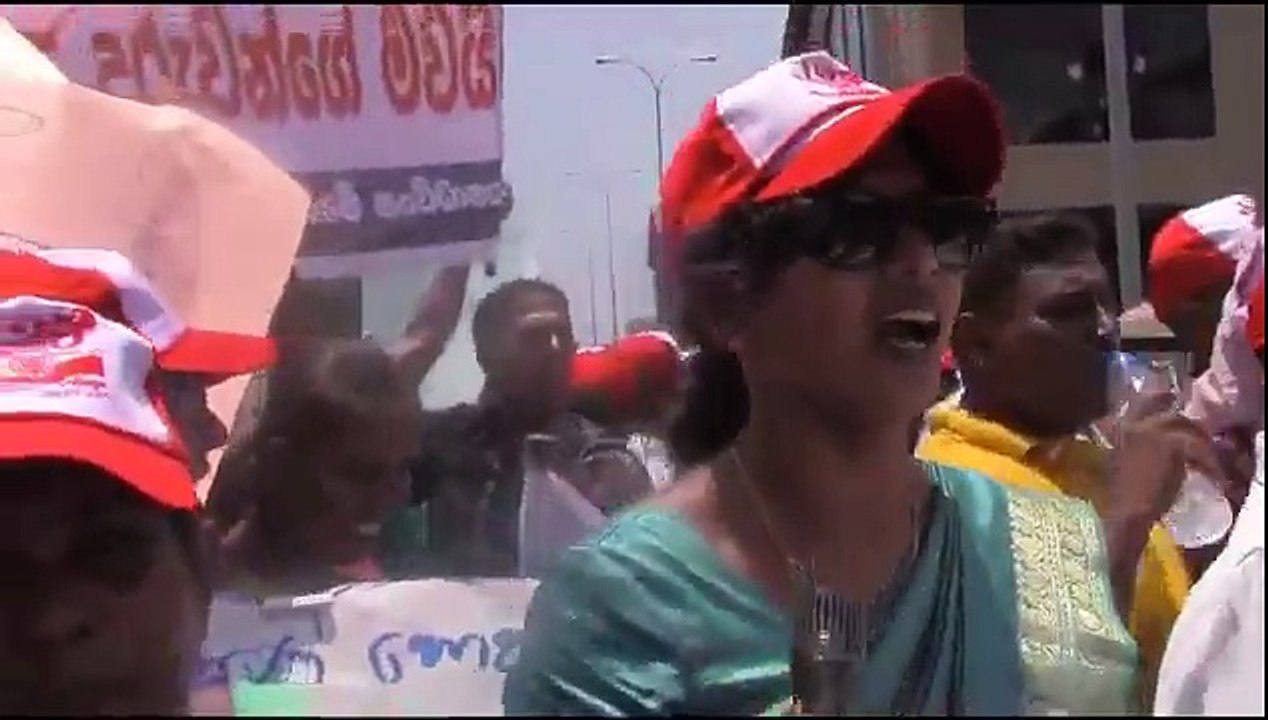 school girl - පාසල් දැරියකට චණ්ඩි කම් දාන මෙහෙමත් අම්මලා...ලැජ්ජයි...