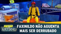 Faxinildo não aguenta mais ser derrubado do muro
