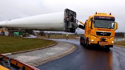 Le transport d'une pale d'éolienne de 73,5 mètres de long à un rond-point