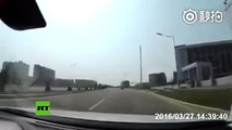 Vea el accidente que tuvo una pareja en China tras chocar con una gandola