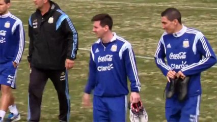 Lionel Messi choque en Egypte en voulant offrir ses chaussures