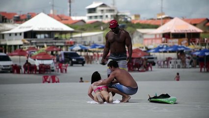 Passando Bronzeador na minha namorada - Rubbing sunscreen on my girlfriend