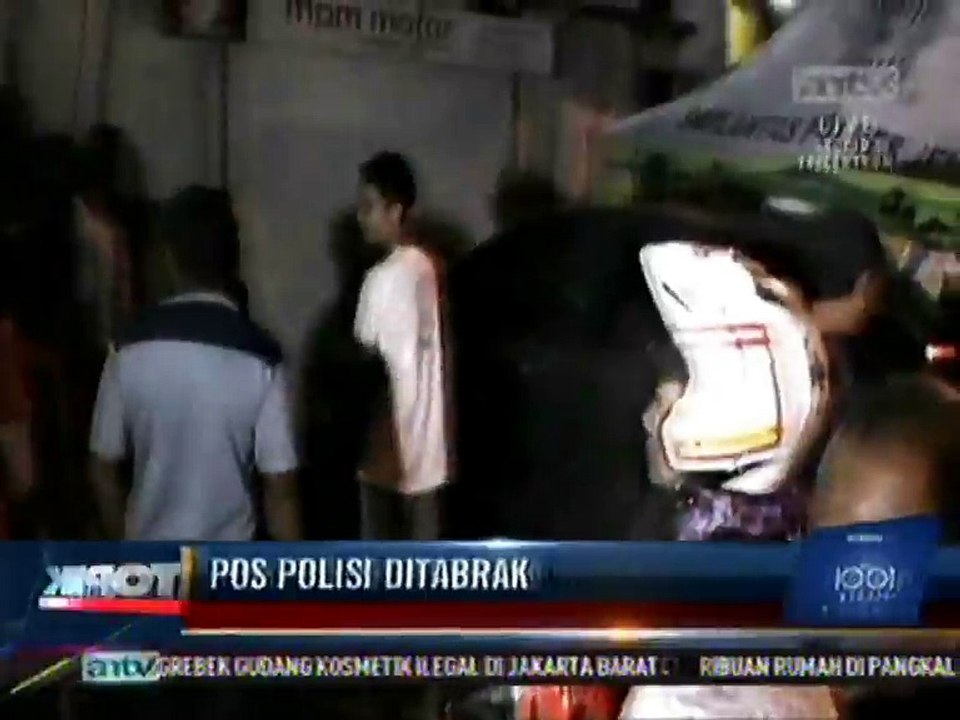 Ban Meletus, Mobil Sedan Tabrak Pos Polisi