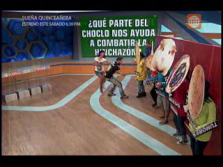 Stephanie Orue y Rodrigo Sanchez en secuencia Dime Cuanto sabes del DrTv