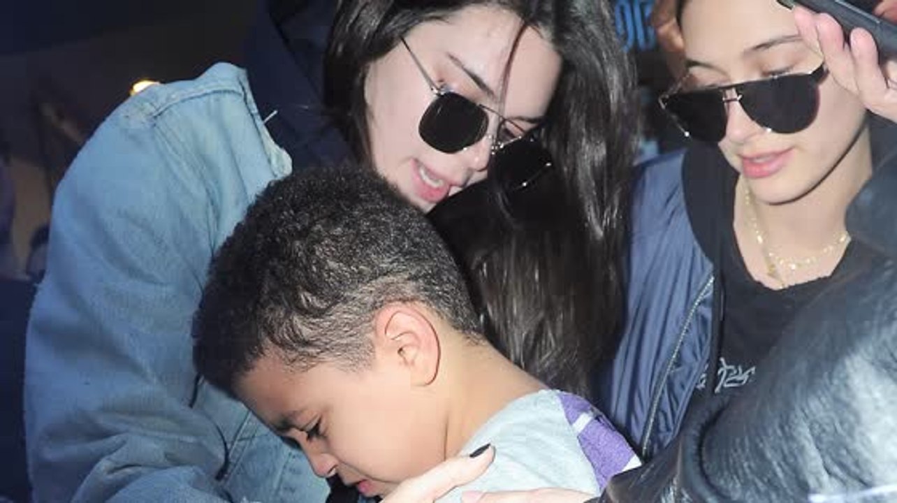 Kendall Jenner kümmert sich um einen weinenden Jungen