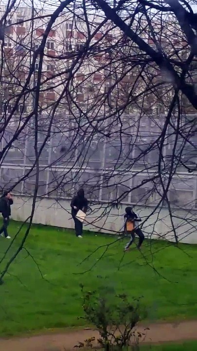 Des manifestants jettent des chaises sur les rails du métro à Rennes