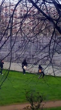 Des manifestants jettent des chaises sur les rails du métro à Rennes