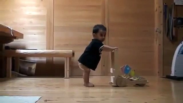 Кошка учит ребенка ходить