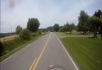 L'élégance de ce motard qui reste zen alors qu'il vient d'échapper au pire