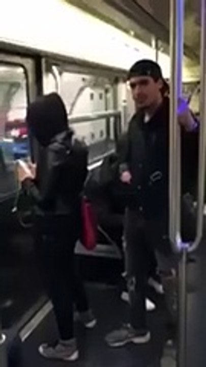 Metroda Genç Kıza Öyle Bir Şey Yaptılar ki! Yok Böyle Bir Şe
