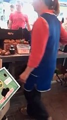 Müşterilerine Tartıda Bakın Nasıl Hile Yapıyor.. Yok Böyle B