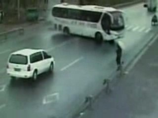 Un cycliste chinois chanceux