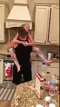 Trop mignon ce papa danse avec sa fille sans savoir qu'il est filmé