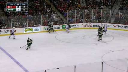 Un Hockeyeur tombe et casse le nez d'un autre avec sa crosse... Volontairement
